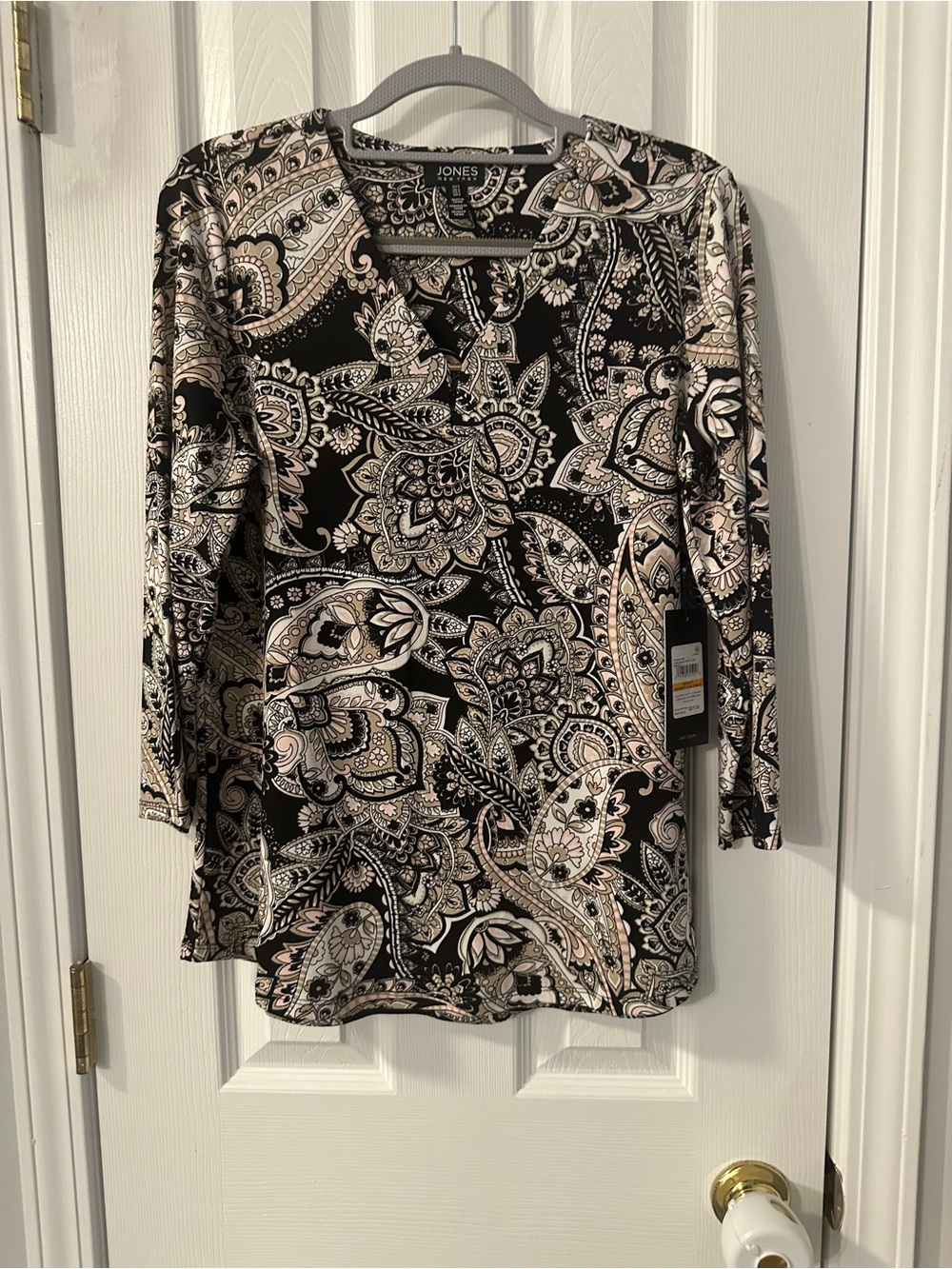 NWT Jones of New York Black & Blush Paisley V-Neck Top
